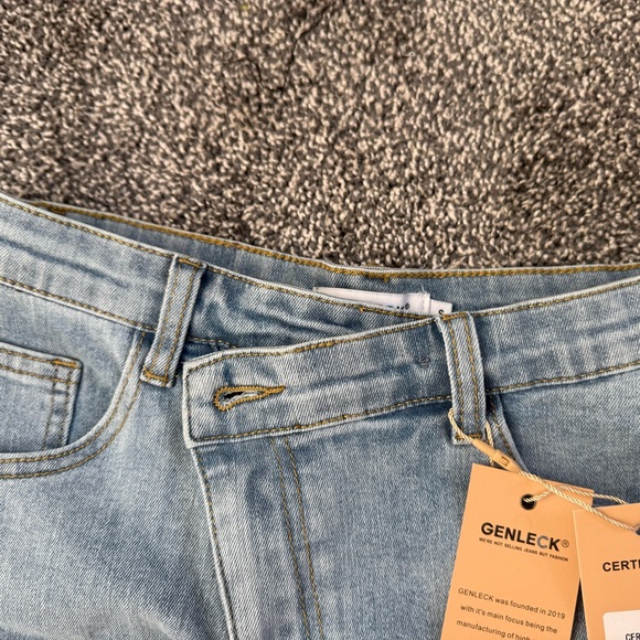 NWT Crossover shorts - stretchy material, very flattering curvy high waisted - Picture 6 of 8